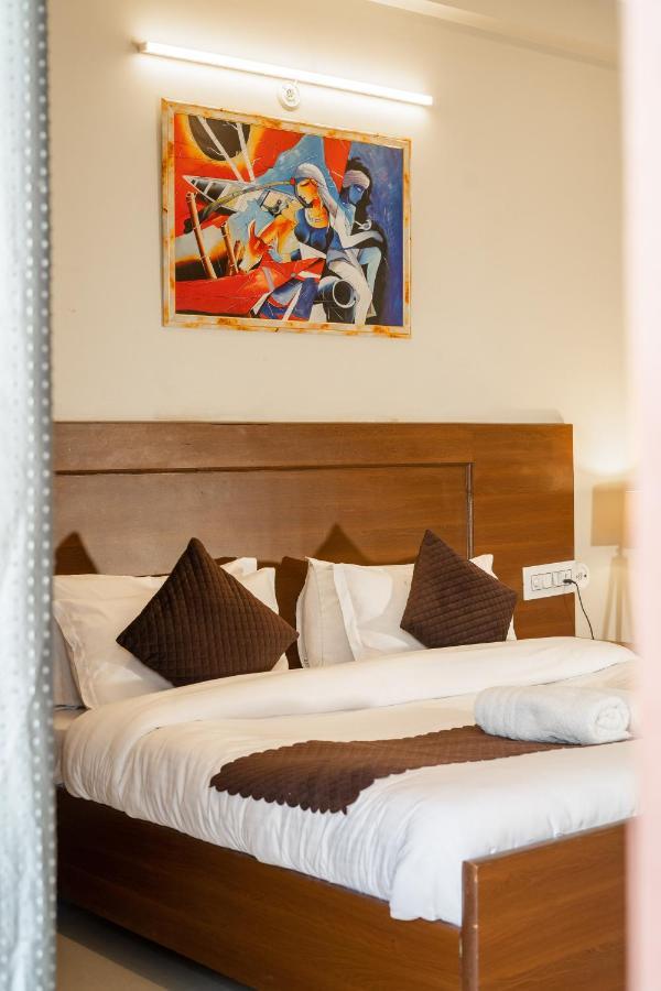 The Lodgers 2 Bhk Serviced Apartment Infront Of Artemis Hospital Гургаон Экстерьер фото